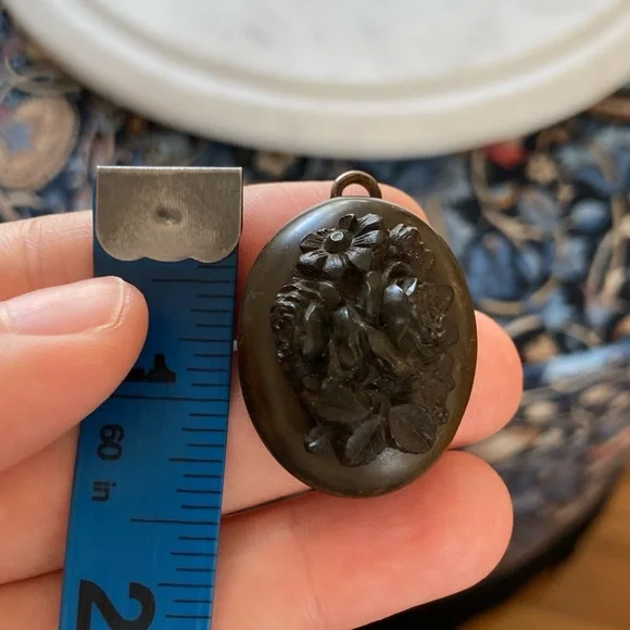 Antique Victorian Gutta Percha/Vulcanite Carved Floral Locket w/Interior Glass - Picture 3 of 14